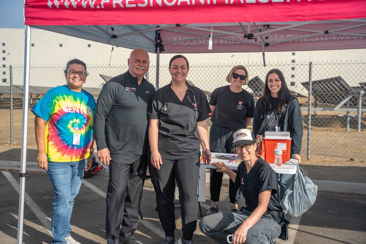 MayorJerryDyer's tweet photo. Hundreds and hundreds of Central Valley dogs received FREE vaccines this morning at the Fresno Animal Center - the first of many upcoming drive-thru clinics! 🐕💙 https://t.co/mxEExl6nKp