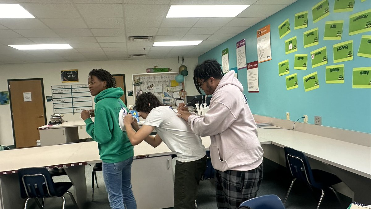 NewmanSmithAVID's tweet photo. Fun Friday with Turtle shells 🐢. Writing encouraging words and appreciating each other 🫶🏾 https://t.co/w8eCTYLQgB