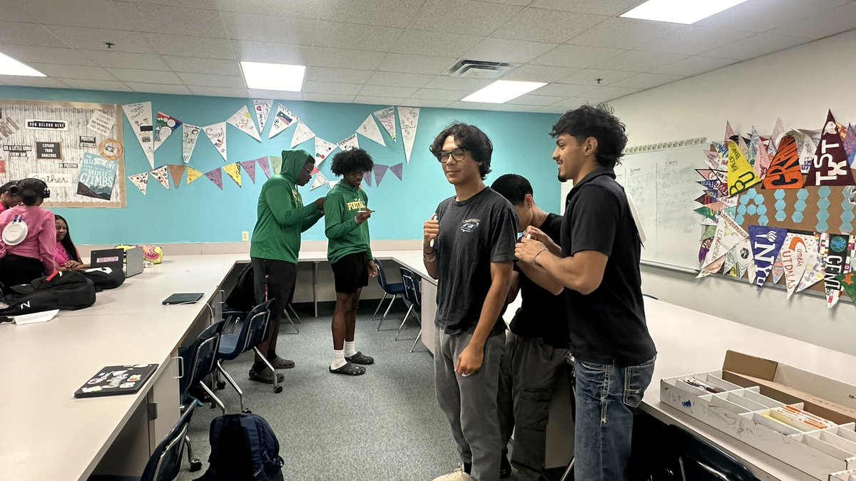 NewmanSmithAVID's tweet photo. Fun Friday with Turtle shells 🐢. Writing encouraging words and appreciating each other 🫶🏾 https://t.co/w8eCTYLQgB
