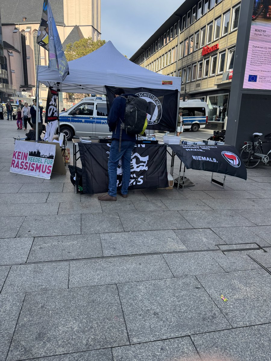 LoveGuerillero's tweet photo. #Köln #2610 #GegenJedeFormVonRassismus #BPENe #Stürzenberger https://t.co/h7oevCTAao