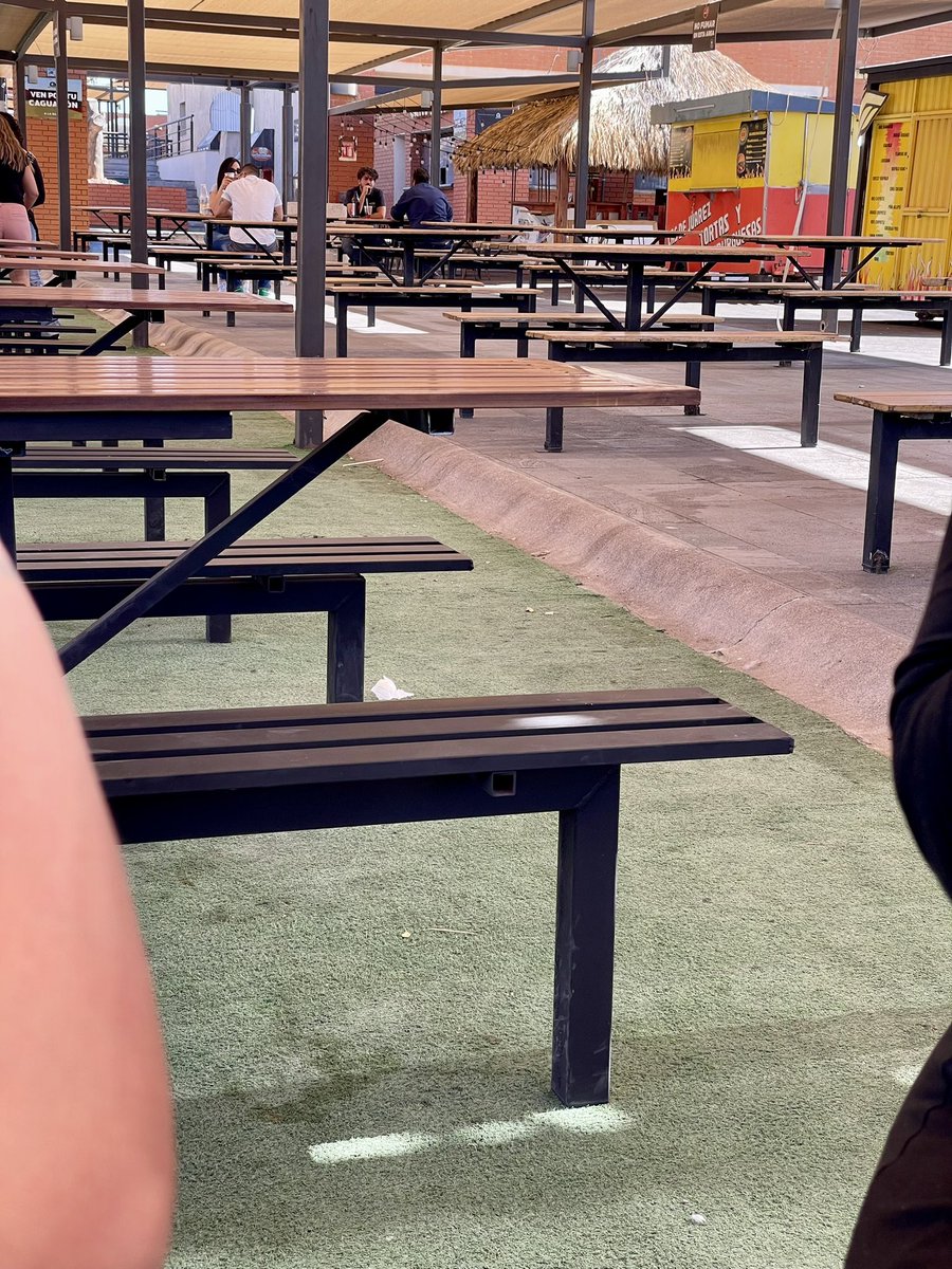 Dónde es? Dónde es?
Una pareja + single =