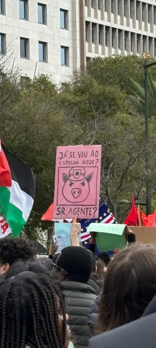 O respeito da extrema-esquerda pelas nossas polícias está espelhado neste cartaz. Esperemos quando precisarem de ser socorridos liguem para os criminosos que apoiam.#SalvarPortugal