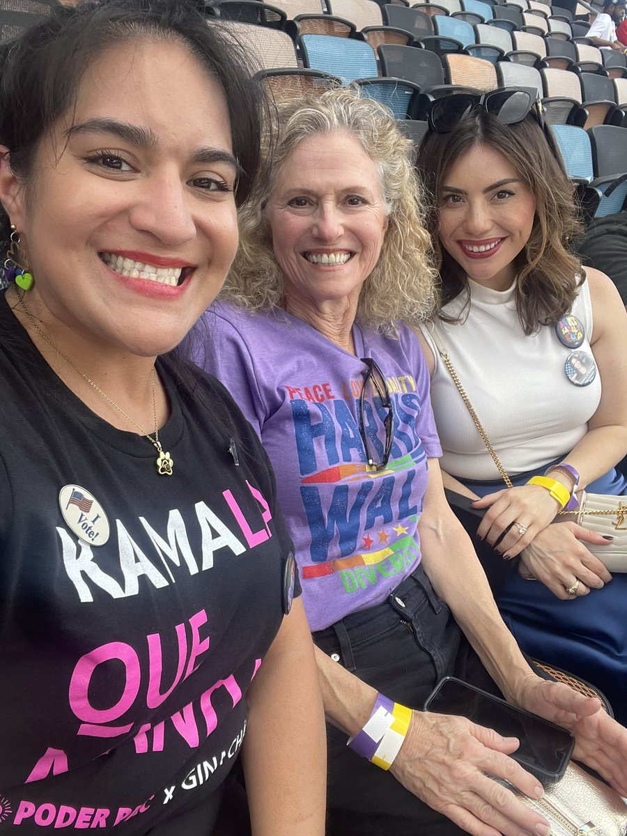 DonnaHowardTX's tweet photo. Catching up after a day of grandkidsโ baseball, school festivals, & now @TexasFootball. Started my bday yesterday w/ my annual 10 mile run (aka walk/run nowadays). Then to Houston w/ #TeamHoward to see @KamalaHarris w/ about 30K friends. #ReproductiveFreedom #TrustWomen #txlege https://t.co/REcFz2dW0Y