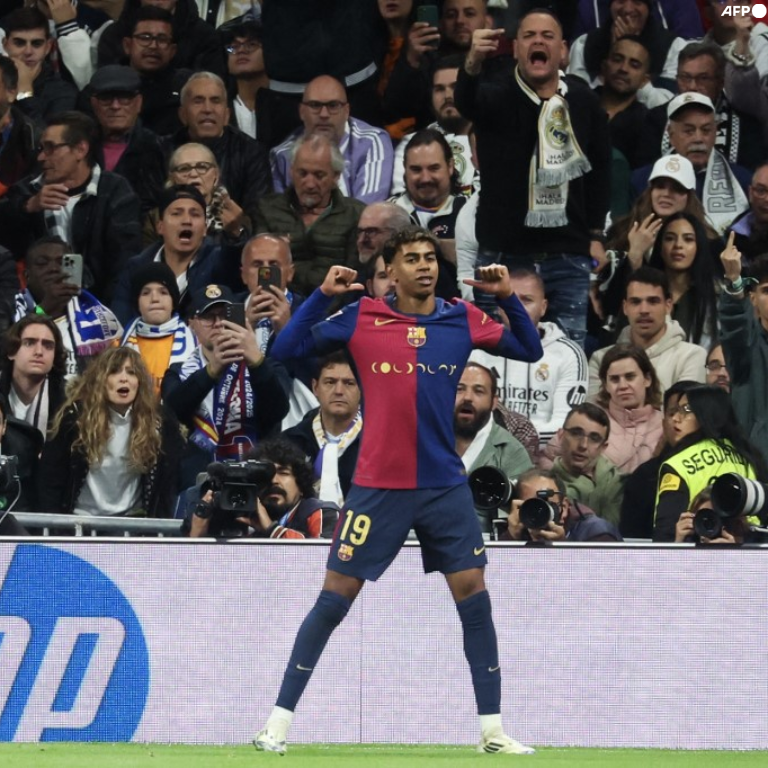 InvictosSomos's tweet photo. Se llama Lamine Yamal, pero tú también puedes decirle EL GOLEADOR MÁS JOVEN (17 AÑOS Y 105 DÍAS) EN TODA LA HISTORIA DEL CLÁSICO DE ESPAÑA. Un récord legendario más para la joya del FC Barcelona. Es lo nunca antes visto en la historia del juego. ES EL ELEGIDO.