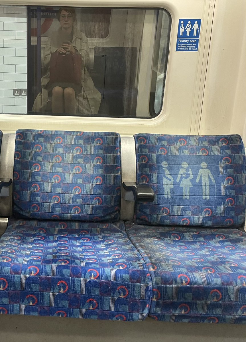 DrIvanaN's tweet photo. #MindTheGap 
#London #Underground opened in 1863 as The Metropolitan Railway,using gas-lit wooden carriages hauled by steam locomotives. The Circle line opened in 1884. Metropolitan extended as far as Verney Junction in Buckinghamshire,more than 80km from Baker St. #tube #history https://t.co/boLrXL4tAX