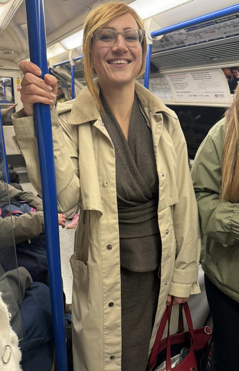DrIvanaN's tweet photo. #MindTheGap 
#London #Underground opened in 1863 as The Metropolitan Railway,using gas-lit wooden carriages hauled by steam locomotives. The Circle line opened in 1884. Metropolitan extended as far as Verney Junction in Buckinghamshire,more than 80km from Baker St. #tube #history https://t.co/boLrXL4tAX