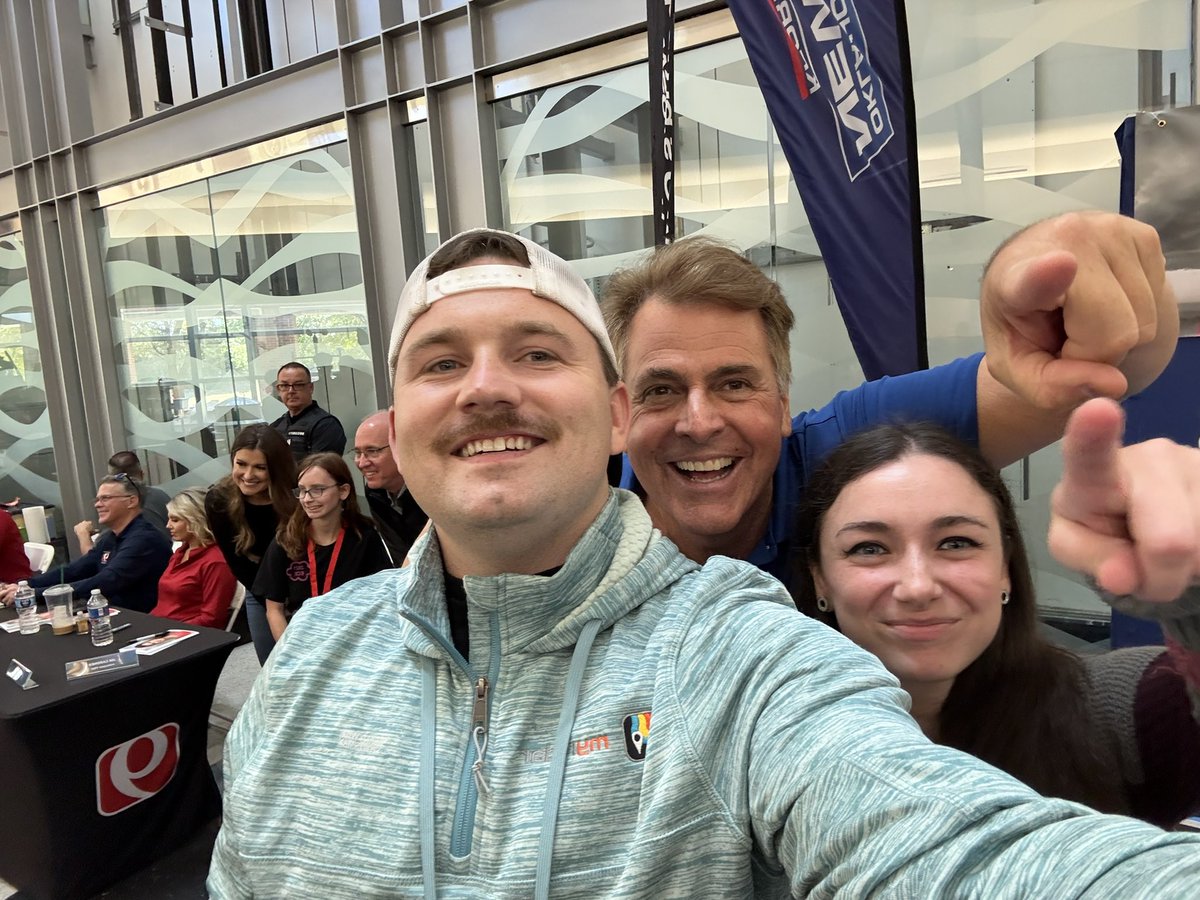 Sierra_Lindsey3's tweet image. Got to meet the legend @MikeMorganKFOR at the National Weather Festival today! ⛈️😎
@JordanHallWX