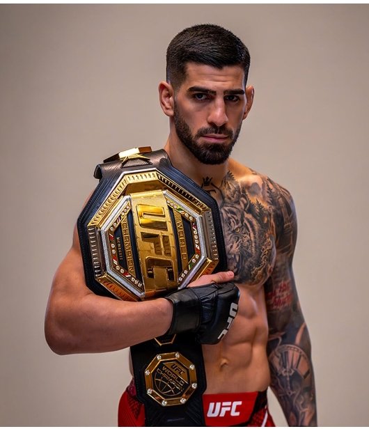 TITAN. Eres un puto grande. Vaya paliza le ha metido al hawaiano. Uno de los grandes de este mundo. Este chaval puede hacer historia. Eres un grande <a href="/Topuriailia/">Ilia Topuria</a>