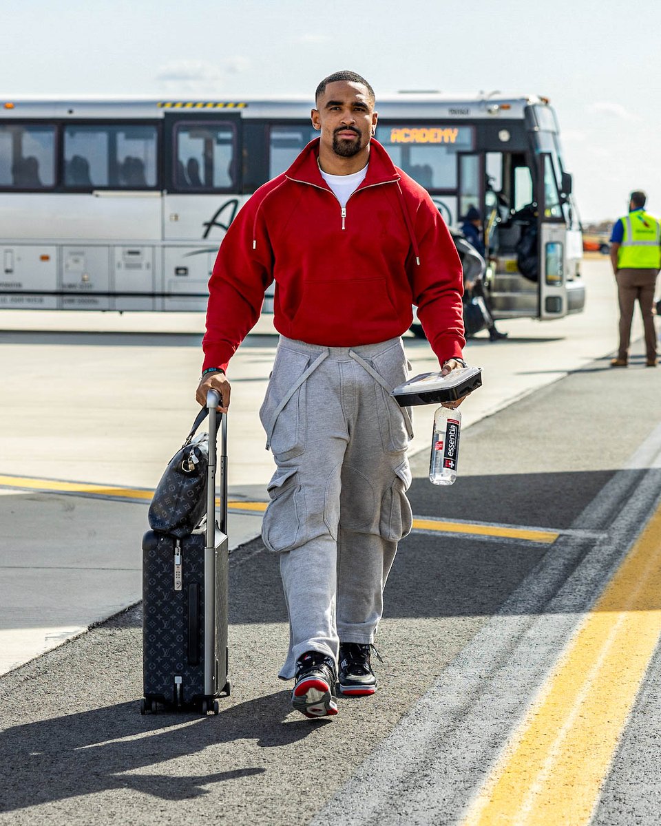 Eagles's tweet photo. All business

@JalenHurts | @LaneJohnson65 https://t.co/6LT1NcJf3V
