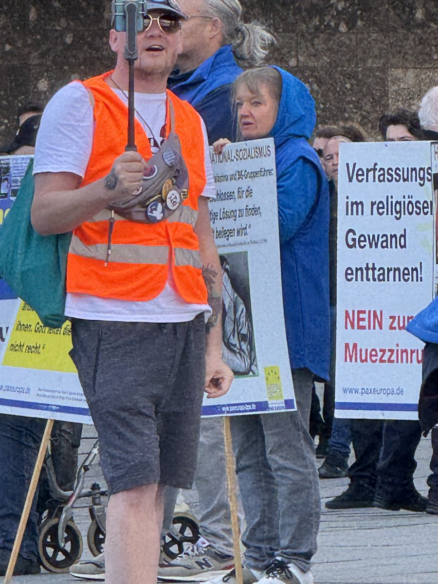 LoveGuerillero's tweet photo. #Köln #2610 #GegenJedeFormVonRassismus #BPENe #Stürzenberger Ralf Kirchhammer alias ,,Porno Ralle“ ( orangefarbene Weste) heute mal nicht als Teilnehmer von Pro Pali Demo sondern Streamer bei der BPE. Die kognitive Dissonanz unschwer erkennbar bei Ralle, ,,Vorgestern Teilnehmer beim Rechtsextremen Friedensbündnis NRW, Gestern Islamist, heute islamfeindlicher Rassist , egal Hauptsache ich kann dumm 🤪 sein. Eine bedauernswerte Gestalt.