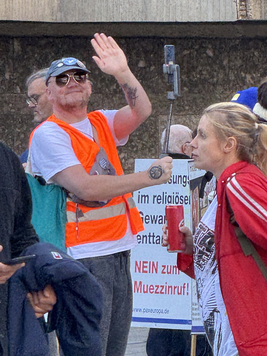 LoveGuerillero's tweet photo. #Köln #2610 #GegenJedeFormVonRassismus #BPENe #Stürzenberger Ralf Kirchhammer alias ,,Porno Ralle“ ( orangefarbene Weste) heute mal nicht als Teilnehmer von Pro Pali Demo sondern Streamer bei der BPE. Die kognitive Dissonanz unschwer erkennbar bei Ralle, ,,Vorgestern Teilnehmer beim Rechtsextremen Friedensbündnis NRW, Gestern Islamist, heute islamfeindlicher Rassist , egal Hauptsache ich kann dumm 🤪 sein. Eine bedauernswerte Gestalt.