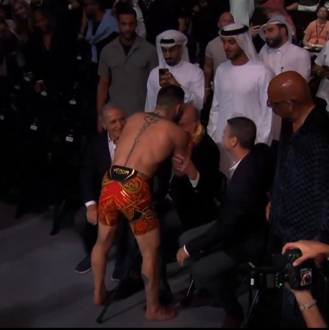 MrZubenelakrab's tweet photo. Topuria besando la calva de Juan Carlos I 🤣🤣🤣 #UFC308 https://t.co/kjnyfExuda