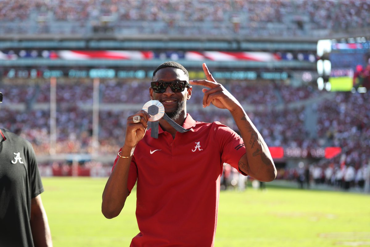 AlabamaTrack's tweet photo. The 2024 Paris @Olympics silver medalist is 𝐇𝐎𝐌𝐄. 🥈

@UA_Athletics legend Shelby McEwen was recognized during today’s Homecoming football game after capturing his first career Olympic medal this summer!

#RollTide https://t.co/EeHYcaTsMS