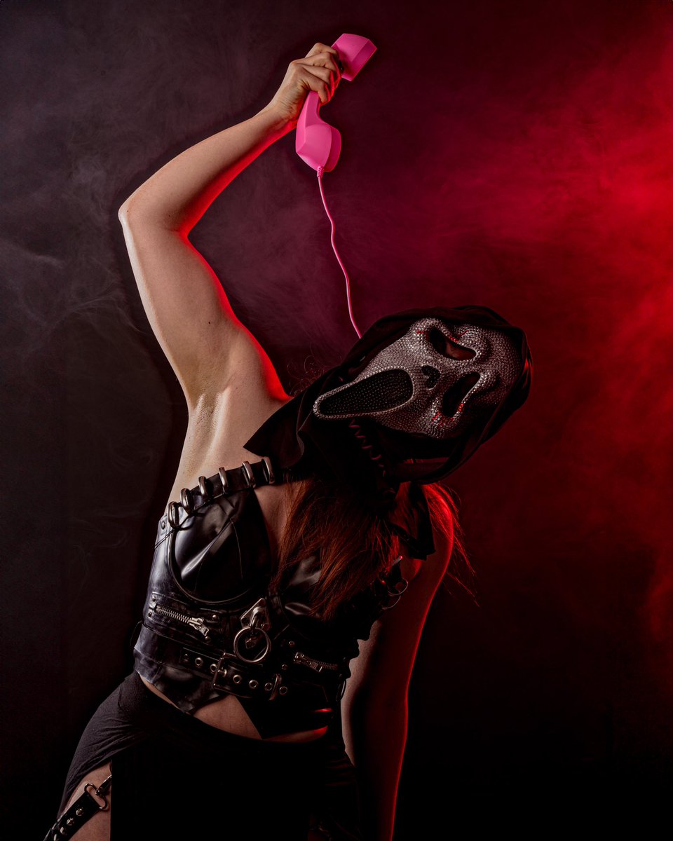 firstadekit's tweet image. I would have got away with it if it wasn’t for those meddling kids. Swipe for reveal of who is under the mask. Or just read below. 

In frame: ivy

#halloween #halloweenvibes #gothgirl #gothicbeauty #gothgirl #creativeportraits #creativelighting #beautifulgirls #modelphotoshoot