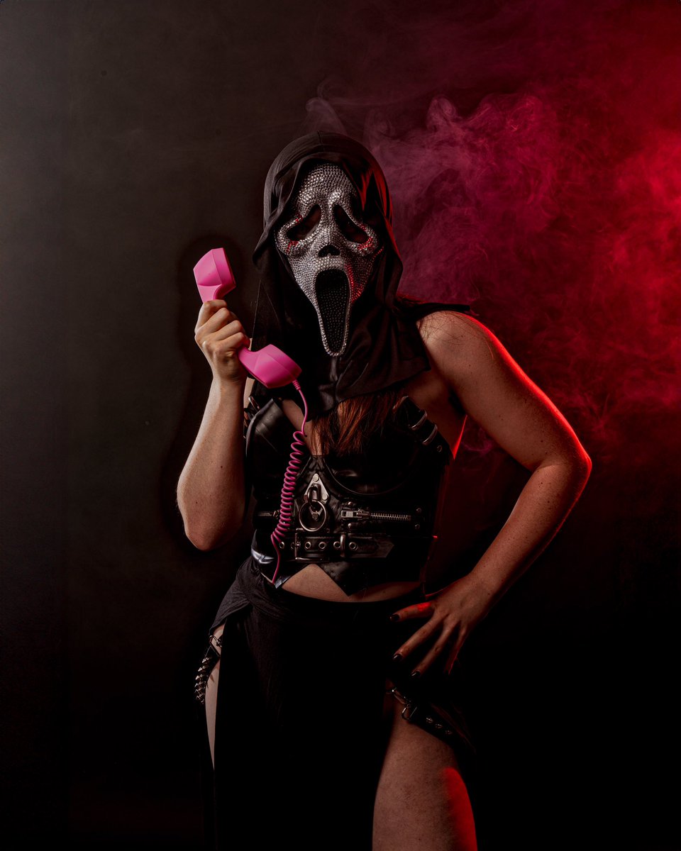 firstadekit's tweet image. I would have got away with it if it wasn’t for those meddling kids. Swipe for reveal of who is under the mask. Or just read below. 

In frame: ivy

#halloween #halloweenvibes #gothgirl #gothicbeauty #gothgirl #creativeportraits #creativelighting #beautifulgirls #modelphotoshoot