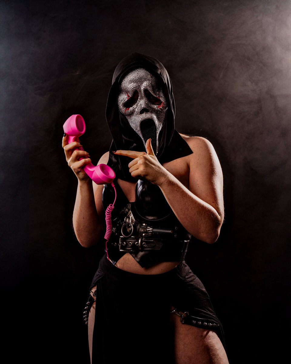 firstadekit's tweet image. I would have got away with it if it wasn’t for those meddling kids. Swipe for reveal of who is under the mask. Or just read below. 

In frame: ivy

#halloween #halloweenvibes #gothgirl #gothicbeauty #gothgirl #creativeportraits #creativelighting #beautifulgirls #modelphotoshoot