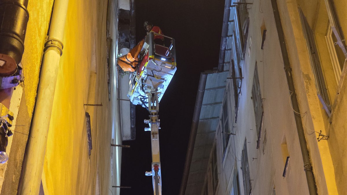 Tribuca's tweet image. Dans le vieux #Nice06, après une averse sévère, intervention des pompiers sur une corniche qui s'effondre @meteo #vigilance