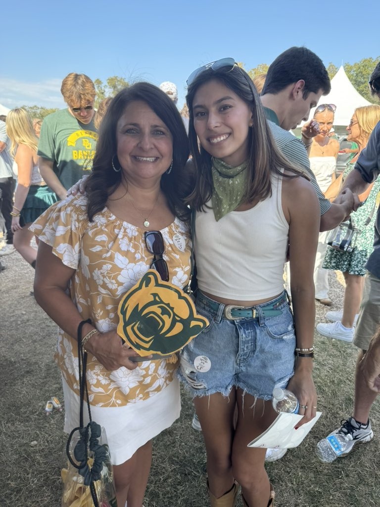 wraytatum's tweet photo. Baylor homecoming!!! #sicem https://t.co/PAWOBo3ziD