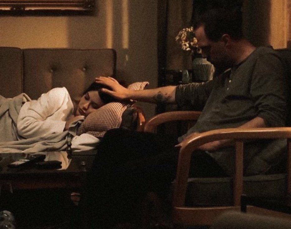 "رُبما من بين كُل صفات الإنسان 
لا صفة تجذبك إليه مثل صفة ، إنهُ إنسان آمِن."