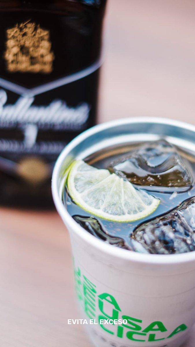 Hielito, agua mineral, refresco de cola, Ballantine’s 7, una rodajita de limón y toda la actitud para el segundo día del fin de semana más esperado.