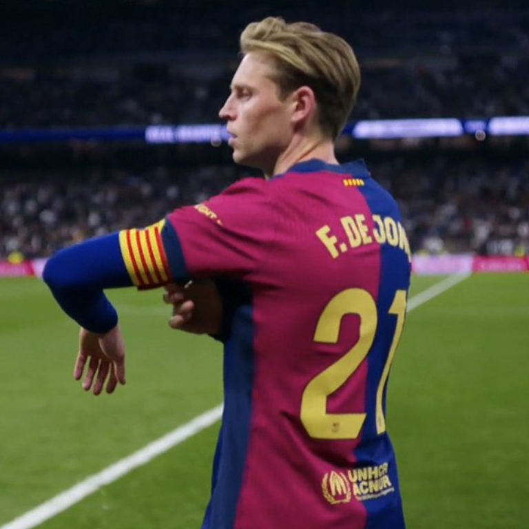 InvictosSomos's tweet photo. El cambio ganador de Hansi Flick. Frenkie de Jong entró y se encargó de organizar el fútbol del FC Barcelona. Su equipo necesitaba criterio y calma con la pelota, y ÉL cumplió de forma magistral. La goleada culé en el Santiago Bernabéu no se podría explicar sin el holandés. EL DUEÑO DEL JUEGO.