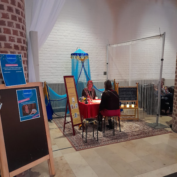 BuikdanseresSam's tweet photo. Waarzegster Samiera legt tarotkaarten en leest handen op een bedrijfsfeest in het prachtige Leerhotel Het Klooster in Amersfoort. https://t.co/v572bj0Tha