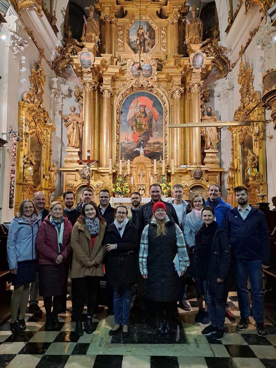 OazaKrakow's tweet photo. Pamiętajcie o nich w modlitwie! 🙏🏻

Niech nie zabraknie im wytrwałości na tej pięknej, choć wymagającej drodze deuterokatechumenatu ✨
—
📸 | Anna Marcinkowska, Grzegorz Kuraś
#wspólnotadorosłych #bazylikauświętegofloriana #celebracja #1krok

@ksmichalczewki https://t.co/KLapvCkojq