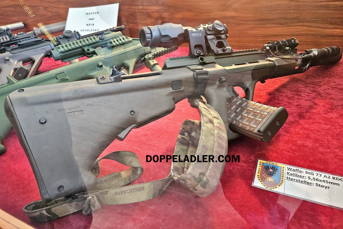 Doppeladler's tweet photo. 5,56 mm Sturmgewehr StG-77 A2 KDO MOD - das überarbeitete künftige Werkzeug für #Jagdkommando und #JgB25. Im Glaskasten des ARWT kaum zu fotografieren © https://t.co/46JVcwqQe3 #stg77 #steyraug #nationalfeiertag @SteyrMannlicher https://t.co/ZFaHtdNM2K