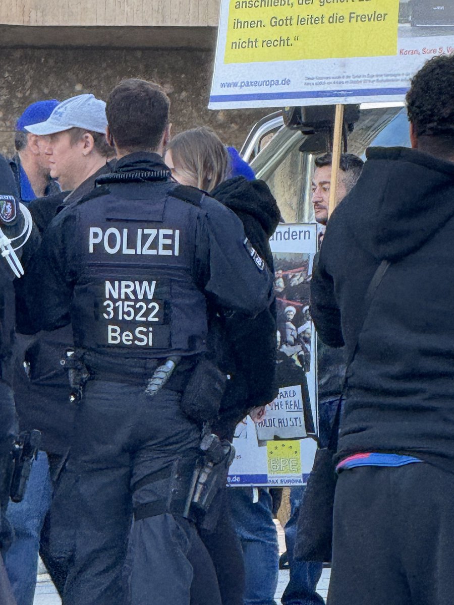 LoveGuerillero's tweet photo. #Köln #k2610 #GegenJedeFormVonRassismus #BPENe #Stürzenberger verwirrte Omas gegen Kalifat + Scharia 😂🤷🏽♂️und eine sehr cringe Abschluss Szene , beim Abspielen der Nationalhymne überwältigen einige die Emotionen 😂😂🇩🇪 https://t.co/uxlvAa19aV