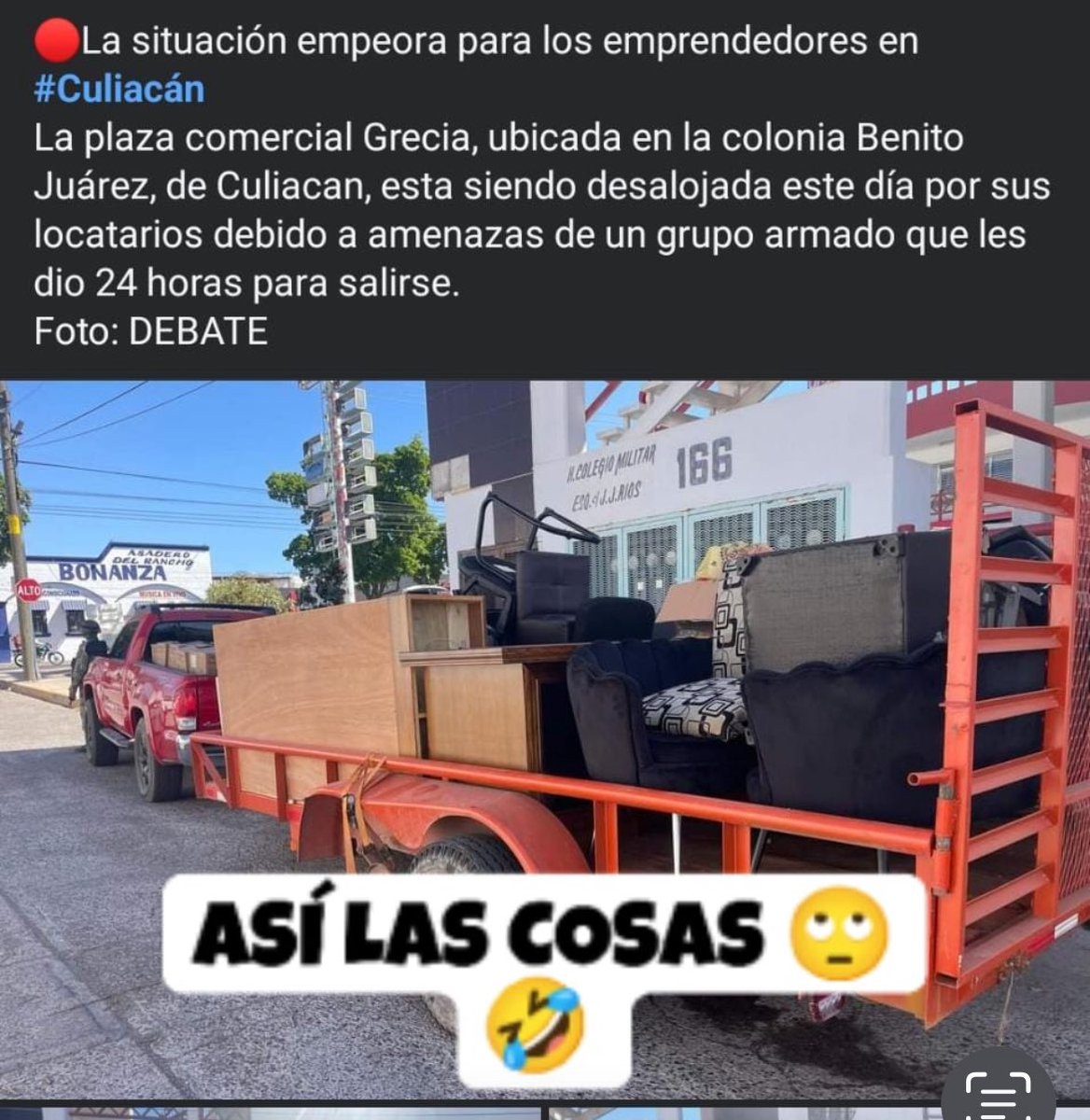 oswaldovillase's tweet photo. Sicarios amenazan plaza comercial en Culiacán. Dan 24 horas a locatarios para desalojarla y estos sacan sus cosas por temor. La autoridad no se hace presente. ¿De quién será competencia? ¿De la SSPE, FGE, GN, SEDENA? Tienen chance de ponerse de acuerdo y dar seguridad. https://t.co/iG4L5J7n65