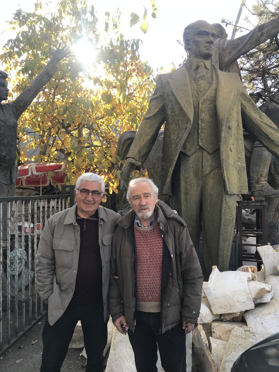 Sevgili Dostlar;
Bugün hepinizin tanıdığı Heykeltıraş Metin Yurdanur ağabeyimin atölyesine gittim... Onu epeydir görmemiştim, özlemişim. Umut dolu sohbetimizde Cumhuriyetimize olan inancımızı tazelemenin keyfiyle anı fotoğraflamayı ihmal etmedik... Esen kalın.