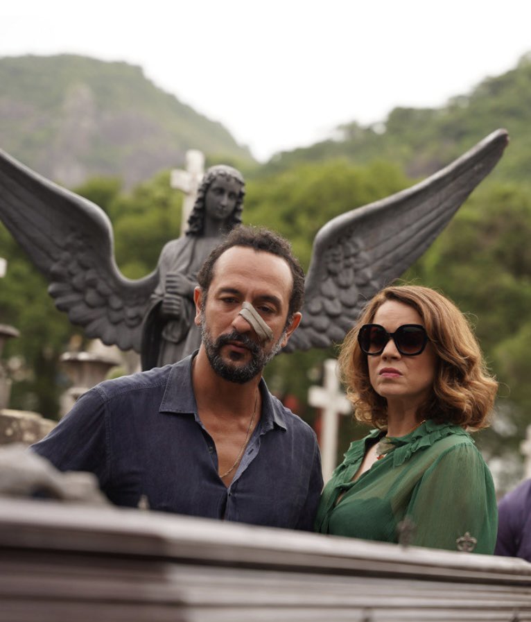 PauloNetoSP's tweet photo. 🎬🇧🇷 #OsEnforcados - Fernando Coimbra escreve e dirige filme magnífico sobre negócios criminosos de casal carioca e a espiral de consequências imprevisíveis e trágicas. A acidez do roteiro rende deliciosos momentos cômicos. Atuações monumentais de Irandhir Santos e Leandra Leal https://t.co/g9Nkh3f5IO
