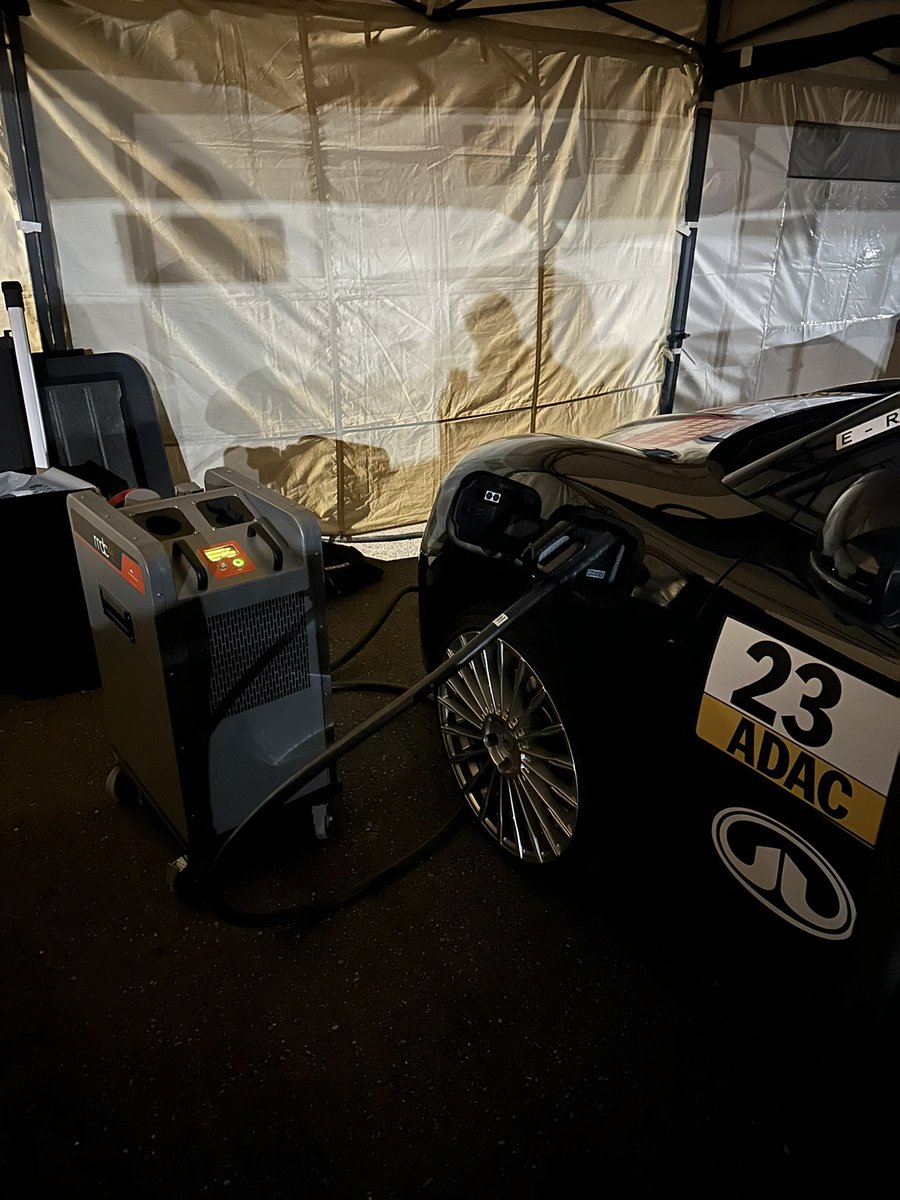 _tho_'s tweet photo. @VLOelmann @KroegerOve Und so erfolgt bei der #adac #ecompetition die Ladepause, während das zweite Fahrzeug der Teams weiterfährt. #e4testival https://t.co/8TLEERpEkI