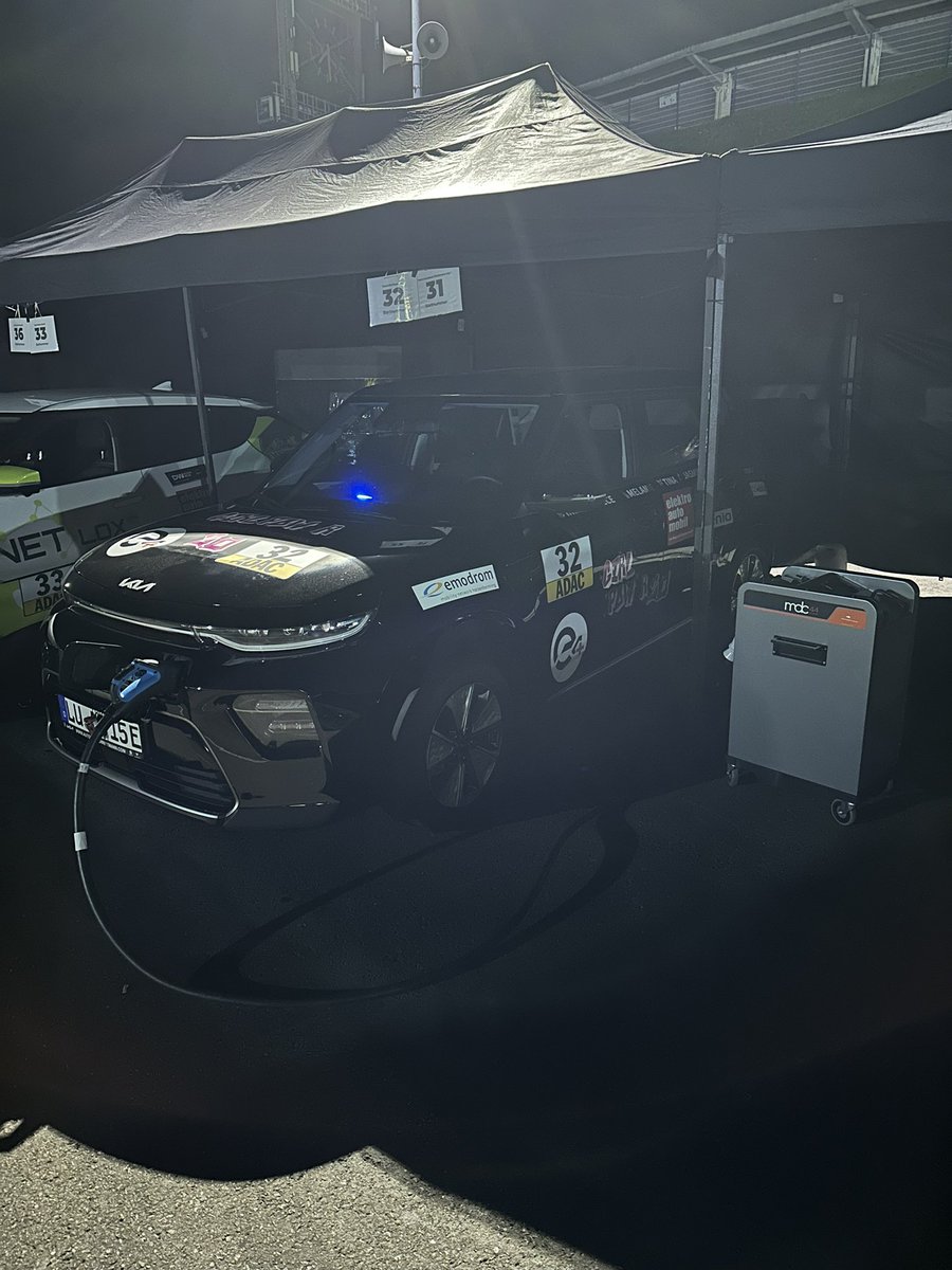 _tho_'s tweet photo. @VLOelmann @KroegerOve Und so erfolgt bei der #adac #ecompetition die Ladepause, während das zweite Fahrzeug der Teams weiterfährt. #e4testival https://t.co/8TLEERpEkI