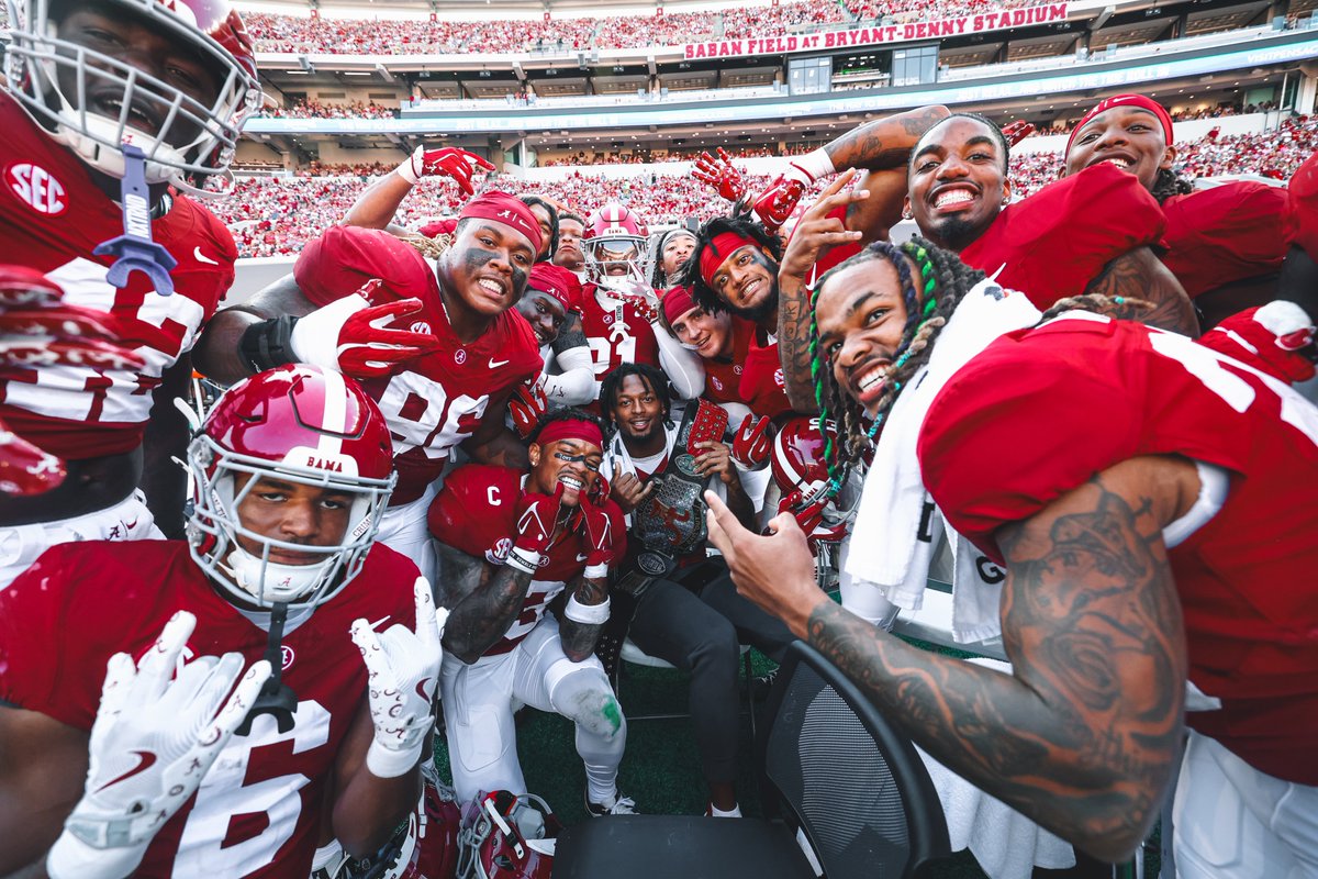 AlabamaFTBL's tweet photo. SWARM D! ✊ https://t.co/arEAQyHYay