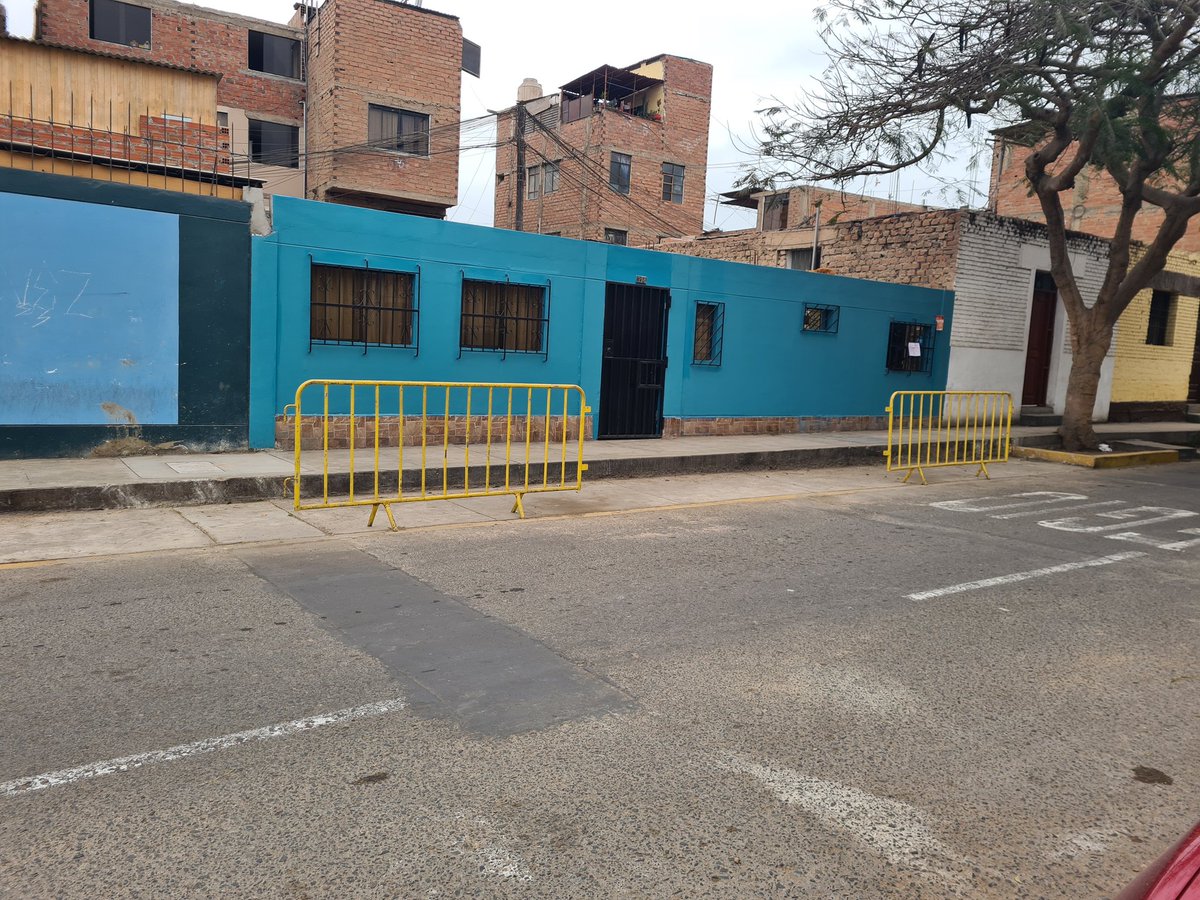 Katheroxi's tweet photo. @munisurco1 no es posible que en Jr. Jose Galvez haya espacio para estacionar autos frenta a un colegio y pongan rejas impidiéndolo. Un personal de serenazgo lo resguardaba y no permitía mover las rejas. ¿Para quién guardan los lugares? https://t.co/7MlggFdz8a