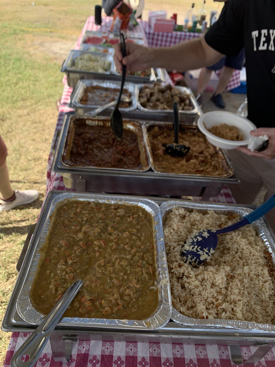 deadMBAtailgate's tweet photo. Lunch is served! #AggieTailgate #GigEm https://t.co/O8bxNmHjg0