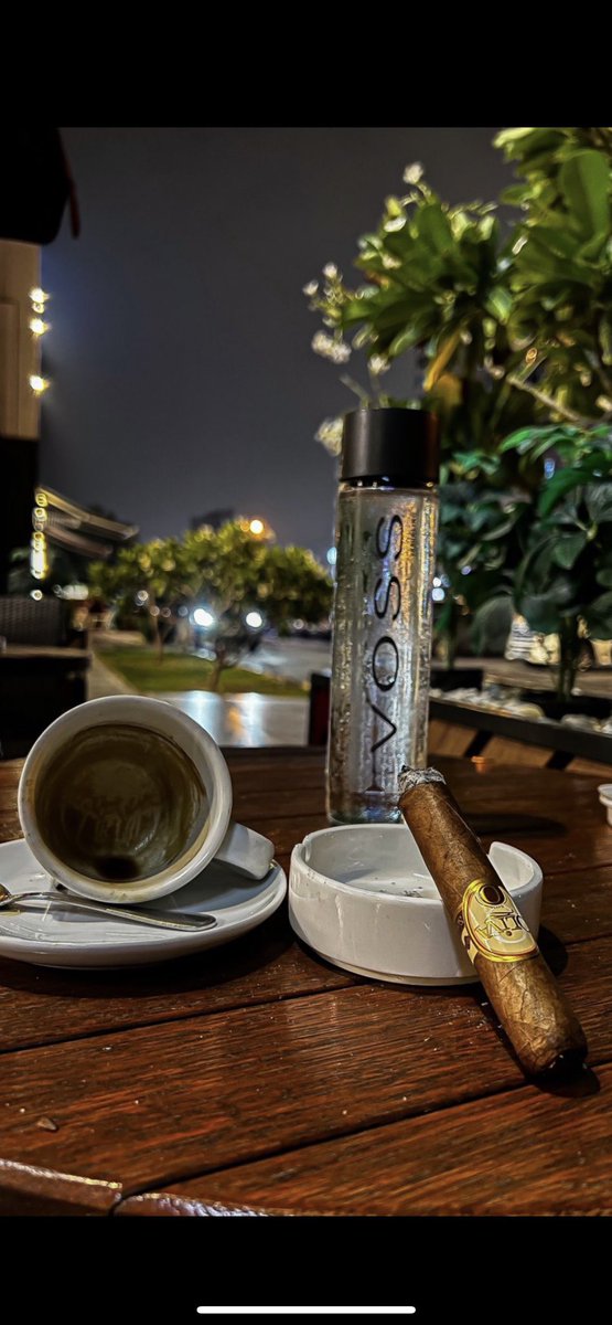 نفس الشفوف اروح واعود على نفس الشفوف 
انا المهيم انا الرهين انا المحب انا وانا

لازلت اقدامي عليك اتسير يا اربع حروف 
ولازلت تسرف بي عبث يا زين بس الله لنا 

كـ العاده اتحدك ظروفٍ لاتحن ولاتروف 
وكـ العاده اتجيني طيوفك من هناك ومن هنا

 // … قوه 🫰