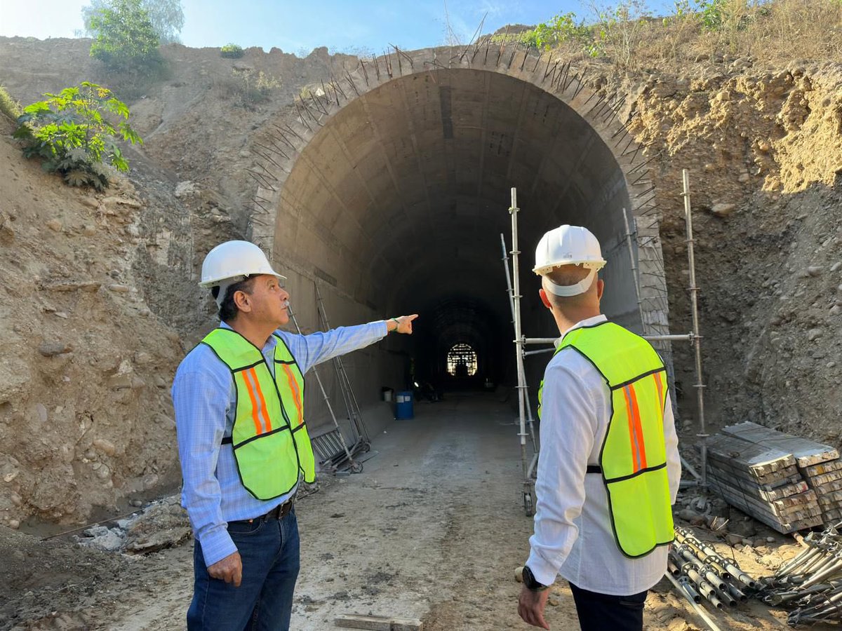 SICTmx's tweet photo. 🔴 #ComunicadoSICT

Jesús Antonio Esteva Medina, titular de la #SICT, supervisó las obras del túnel de agua que se construye en el Cañón del Matadero, en la carretera Tijuana-Ensenada, Baja California. 

Leer más ➡️ https://t.co/nr8vc6LJOE https://t.co/K5HXnRXFTu