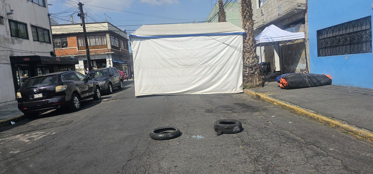 moy_salas's tweet photo. Ahora resulta que no solo bloquean toda la calle y ni para salir con el automóvil sino hasta se dan el lujo de apartar lugares Norte 78a esquina con oriente 87. @TuAlcaldiaGAM ... Se vale? https://t.co/GnPZDBNH4F
