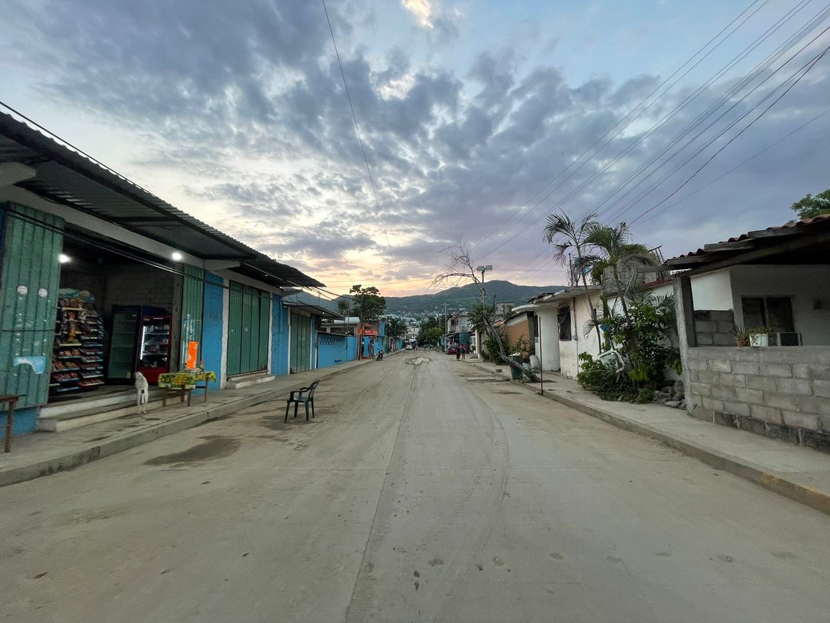 EvelynSalgadoP's tweet photo. Como resultado del enorme trabajo de la #FuerzaOperativaGuerrero, diversas colonias de #Acapulco se encuentran actualmente limpias de basura, lodo y escombros en un 100%.

Hemos avanzado con firmeza en distintas zonas, y los trabajos de recuperación y limpieza continúan en otros puntos, donde permanece toda la fuerza del @Gob_Guerrero y el @GobiernoMX.

Tengan la seguridad de que seguimos aquí y no nos iremos hasta que cada rincón de Acapulco recupere su brillo.