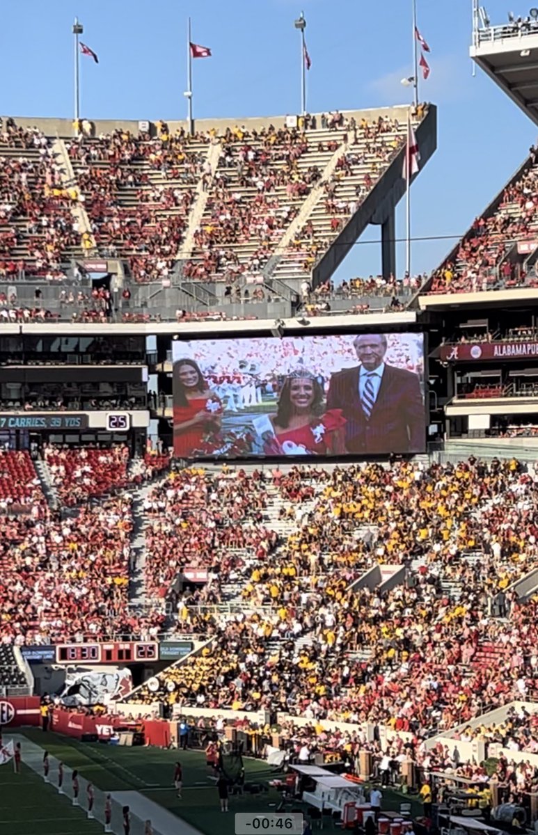 jkittkat's tweet photo. Of course the #HomecomingQueen is an #AlphaGam‼️
The best of the best!!!! 
#ΒamaΑΓΔ❤️💛💚
#HomecomingWeekend
#MissouriHateWeek
#TidalTowelUp🙌🏻
#StompTheTigers 
#HereKittyKitty
#RollTide🅰️🐘🌊🏈 https://t.co/mheo7DmkO7