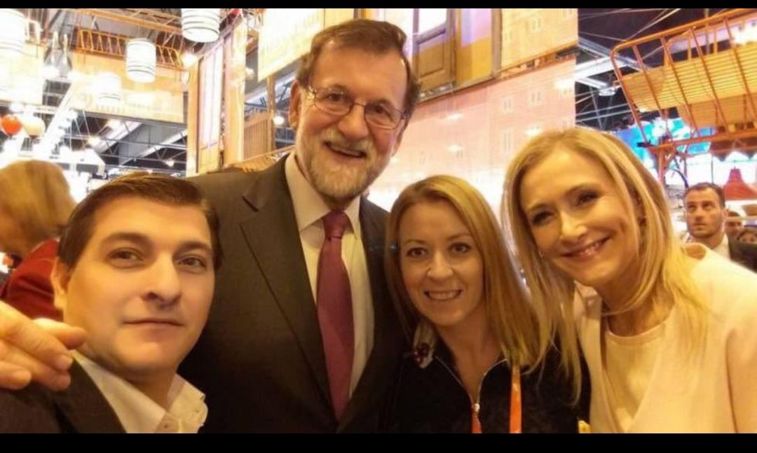 Silvia33domin's tweet photo. Exclusiva del In-Mundo 

Pedro Sánchez y Aldama se conocían, hay una foto 

Será por fotos en el PP, solo dos ejemplos 
Rajoy con el Cachopo, un asesino que mató y descuartizó a su mujer 

Feijóo con Marcial Dorado narcotraficante https://t.co/Afno9yEyx7