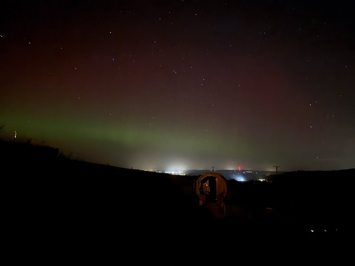 Hot tub and Northern lights 🥂🌄