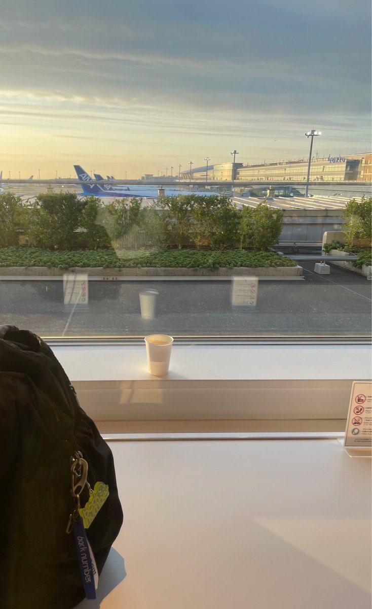 lull_'s tweet photo. 手荷物検査場でbacknumberTシャツを着ている若者♂2人がいたので思わず声をかけるw しかも函館の子だった♡さいアリ行ったんだってーいいなぁ…。
朝から不審なおばさんに声をかけられさぞかし怖かっただろう…ゴメンよ…

 #backnumber https://t.co/Gi3LAlYJAQ
