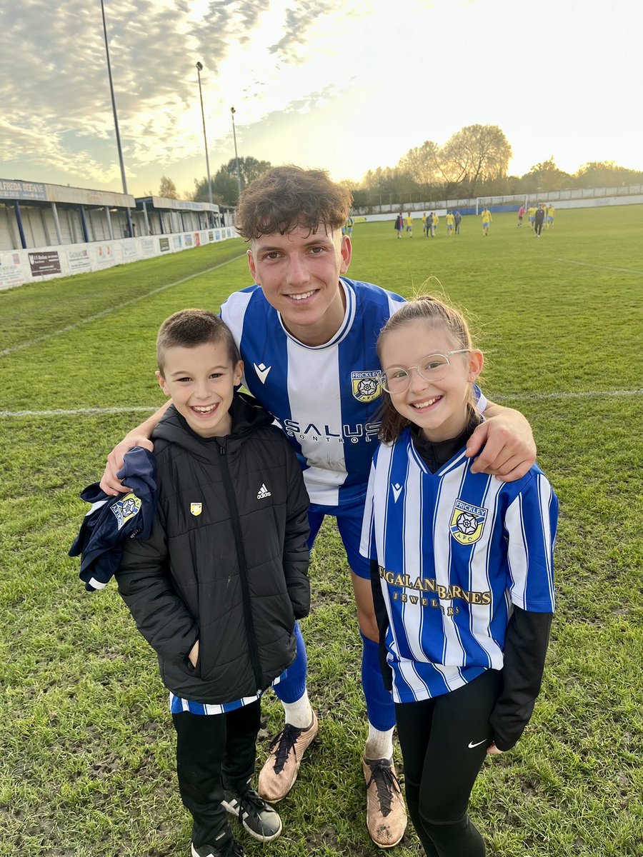 Laura_L_Carr's tweet photo. Ella &amp; Josh say thanks for the pic today @haighyy11 🔵⚪️🔵 https://t.co/Esxoq2kaMQ