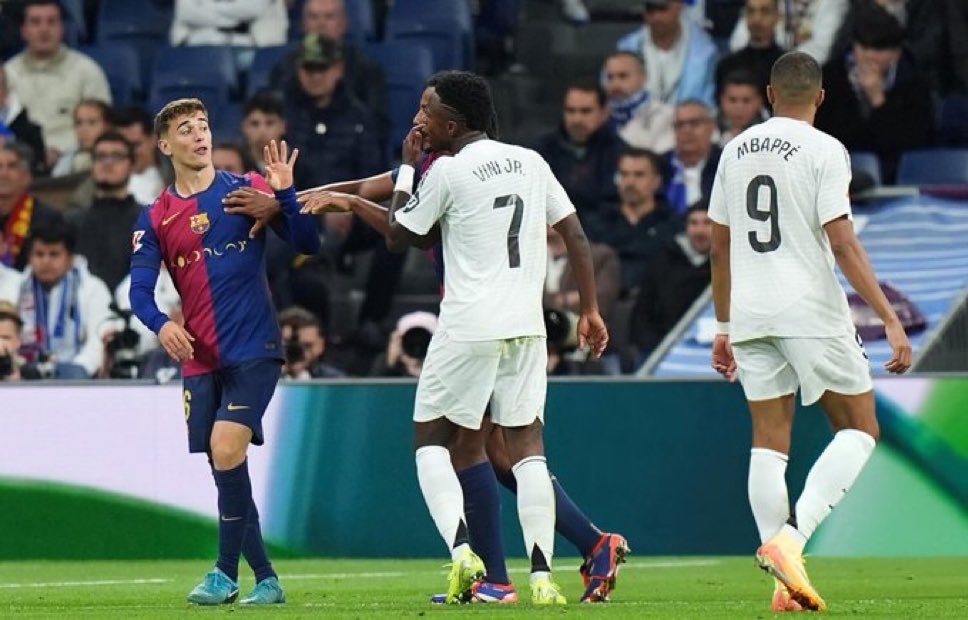 Llourinho's tweet photo. Gavi enseñándole los goles que se han comido a Vinicius Luther King Jr. en la cara. Se ha ganado un episodio en su documental. https://t.co/e7cadGgGax