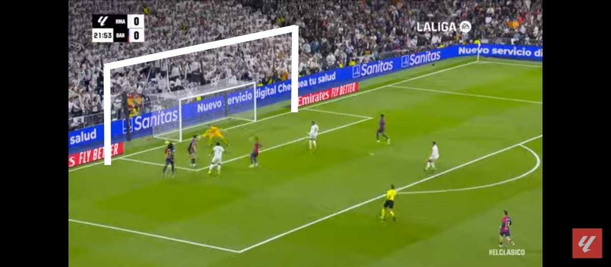 simuuleo's tweet photo. Así debería ser la portería para el futuro balón de oro. #ElClasico https://t.co/m670KdGeJv
