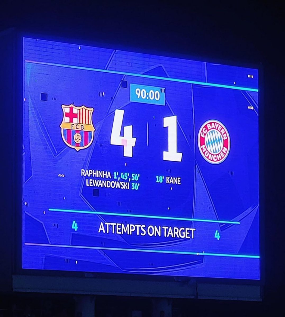 Barca_Buzz's tweet photo. Enjoy together. 🚬🚬 https://t.co/OCTpH6RyJH