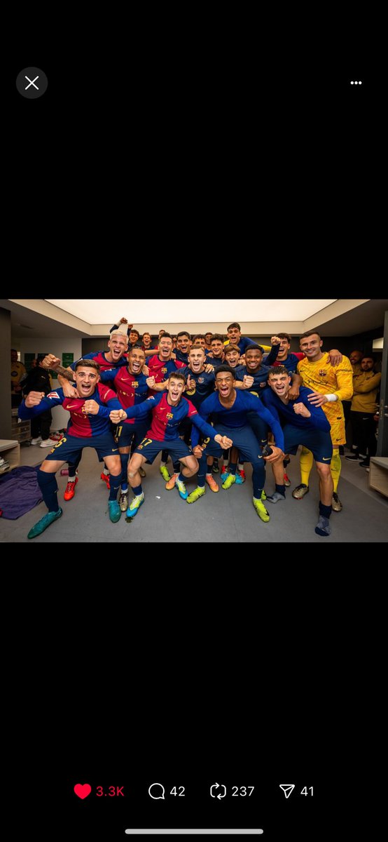 JHamiltonQ's tweet photo. @jotajordi13 al final los “chavales” se tomaron el Selfie en el Bernabeu como dijiste 🔴🔴🔴🔵🔵🔵🔵 https://t.co/1UjUYiz3ml
